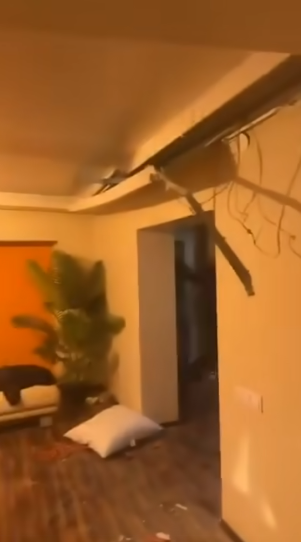 Scene șocante: momentul în care huliganii lui Feyenoord distrug complet un apartament din București
