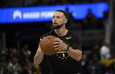 Coș uluitor marcat de Stephen Curry, vedeta lui Golden State Warriors! A aruncat din celălalt capăt al terenului