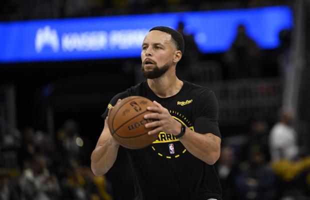 Coș uluitor marcat de Stephen Curry, vedeta lui Golden State Warriors! A aruncat din celălalt capăt al terenului