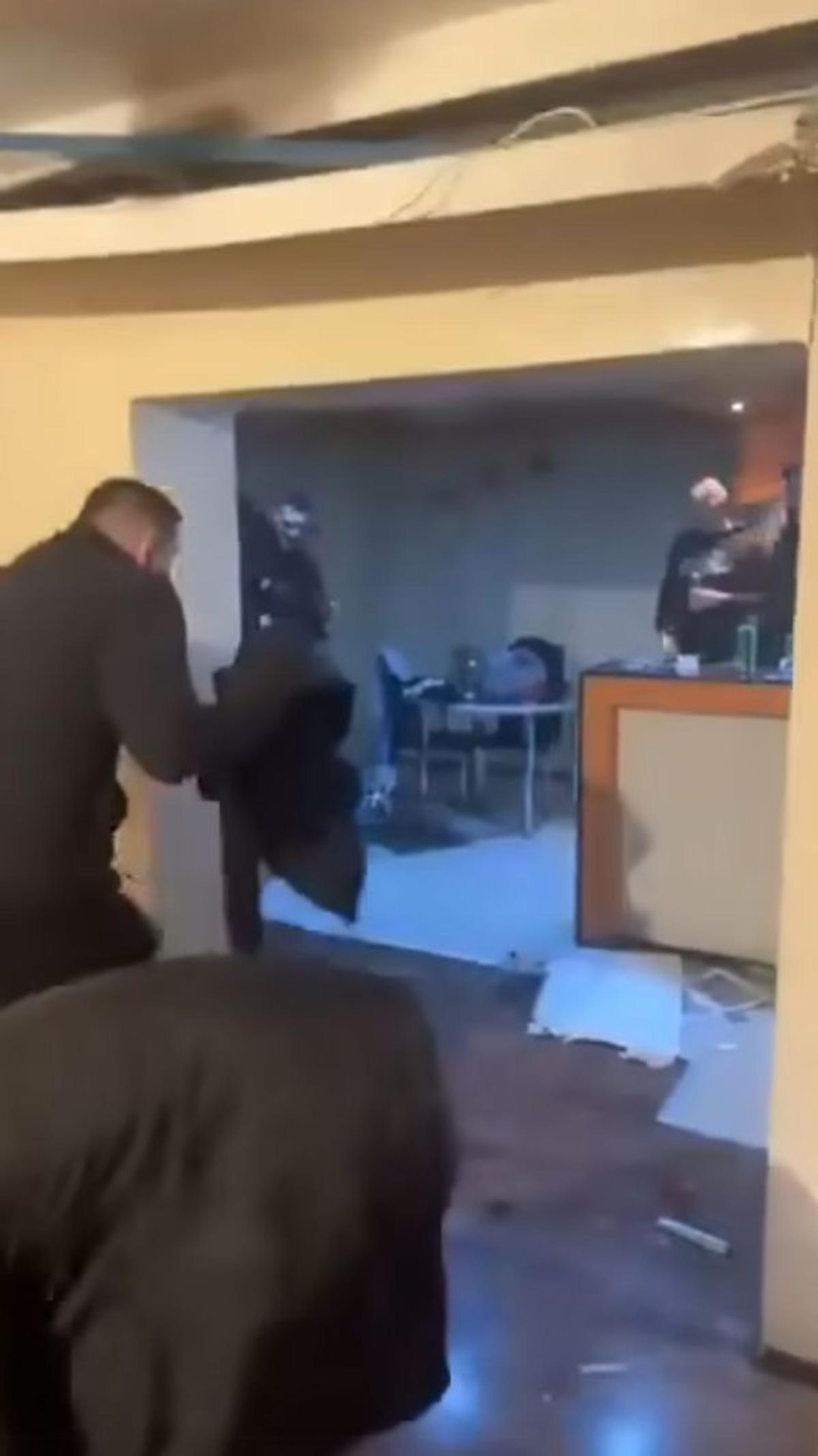 Fanii lui Feyenoord au distrus un apartament din București
