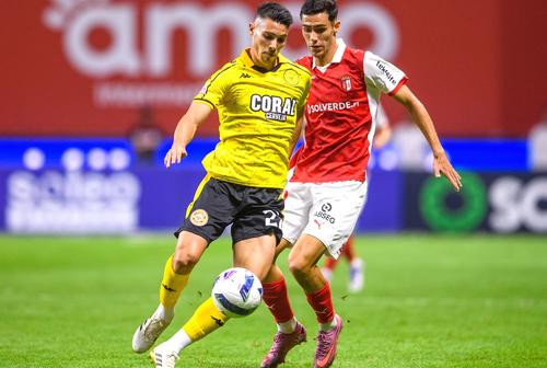 Filipe Soares,  în galben, mijlocașul intrat în atenția celor de la FCSB // FOTO: Imago