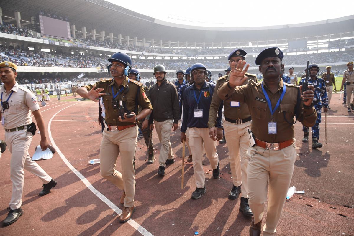 Haos la vizita lui Messi în India! » Revoltă generală în stadion, au distrus totul în cale