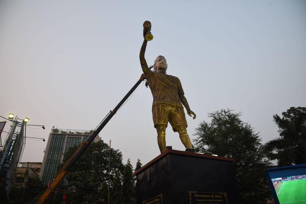 Venerat ca un zeu al fotbalului în India, Lionel Messi are o statuie de 21 de metri la Calcutta