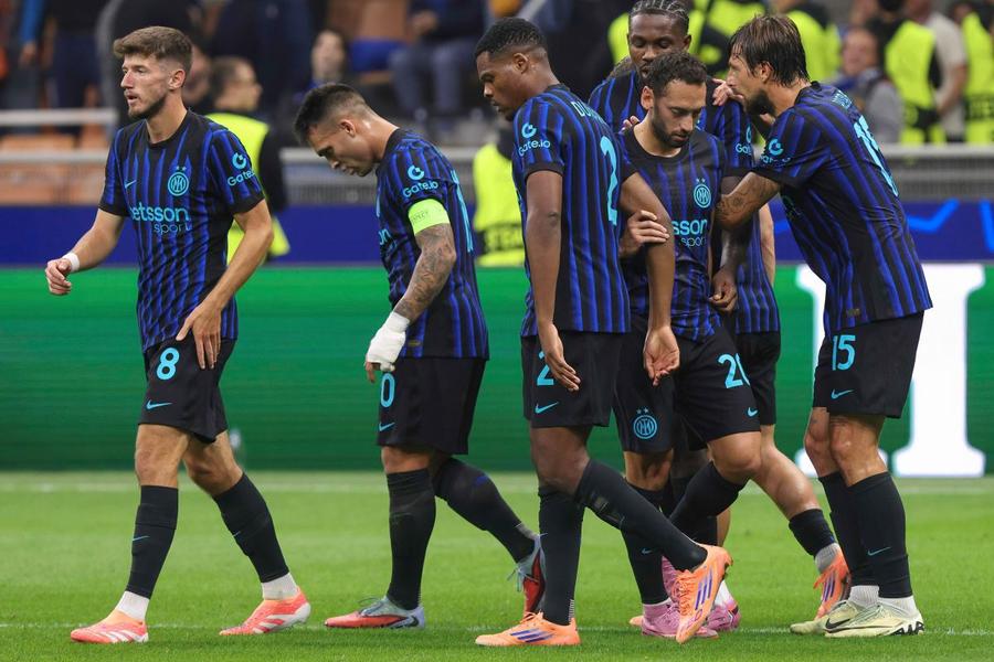 Denzel Dumfries (în centru) îi dă mari bătăi de cap lui Cristi Chivu la Inter / Foto: Imago Inter ar vinde doi jucători pentru a lua un internațional U21! » Trei obiective pentru noua defensivă a lui Chivu