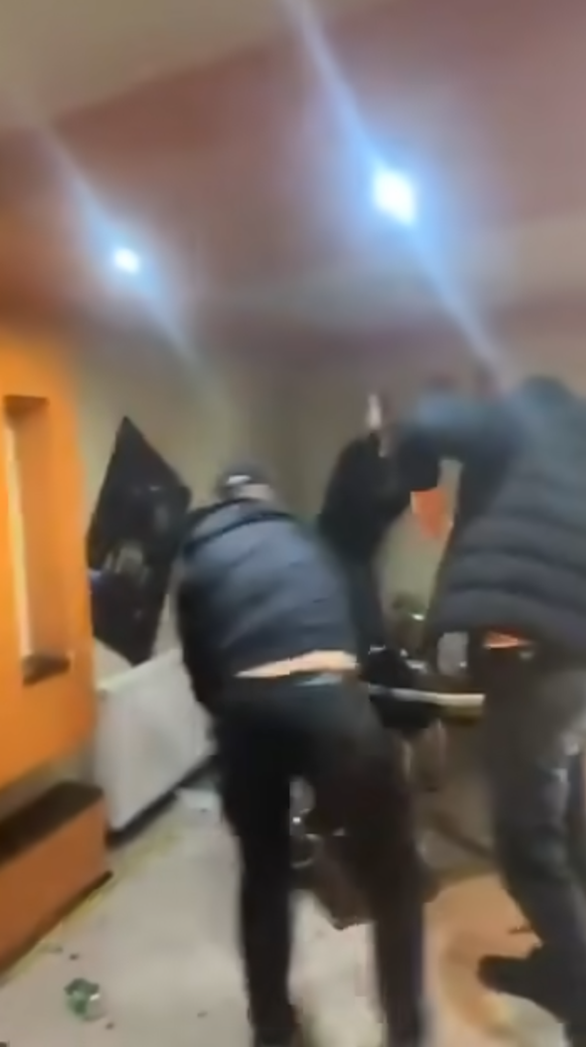 Fanii lui Feyenoord au distrus un apartament din București
