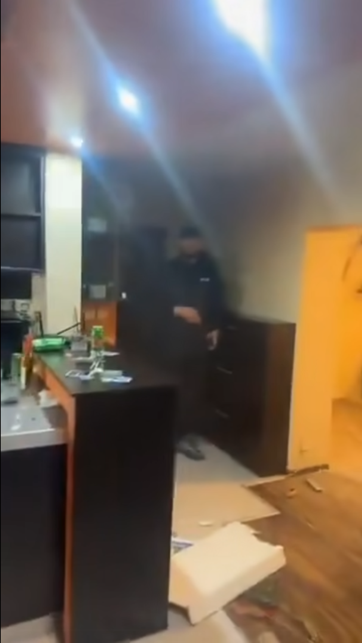 Scene șocante: momentul în care huliganii lui Feyenoord distrug complet un apartament din București