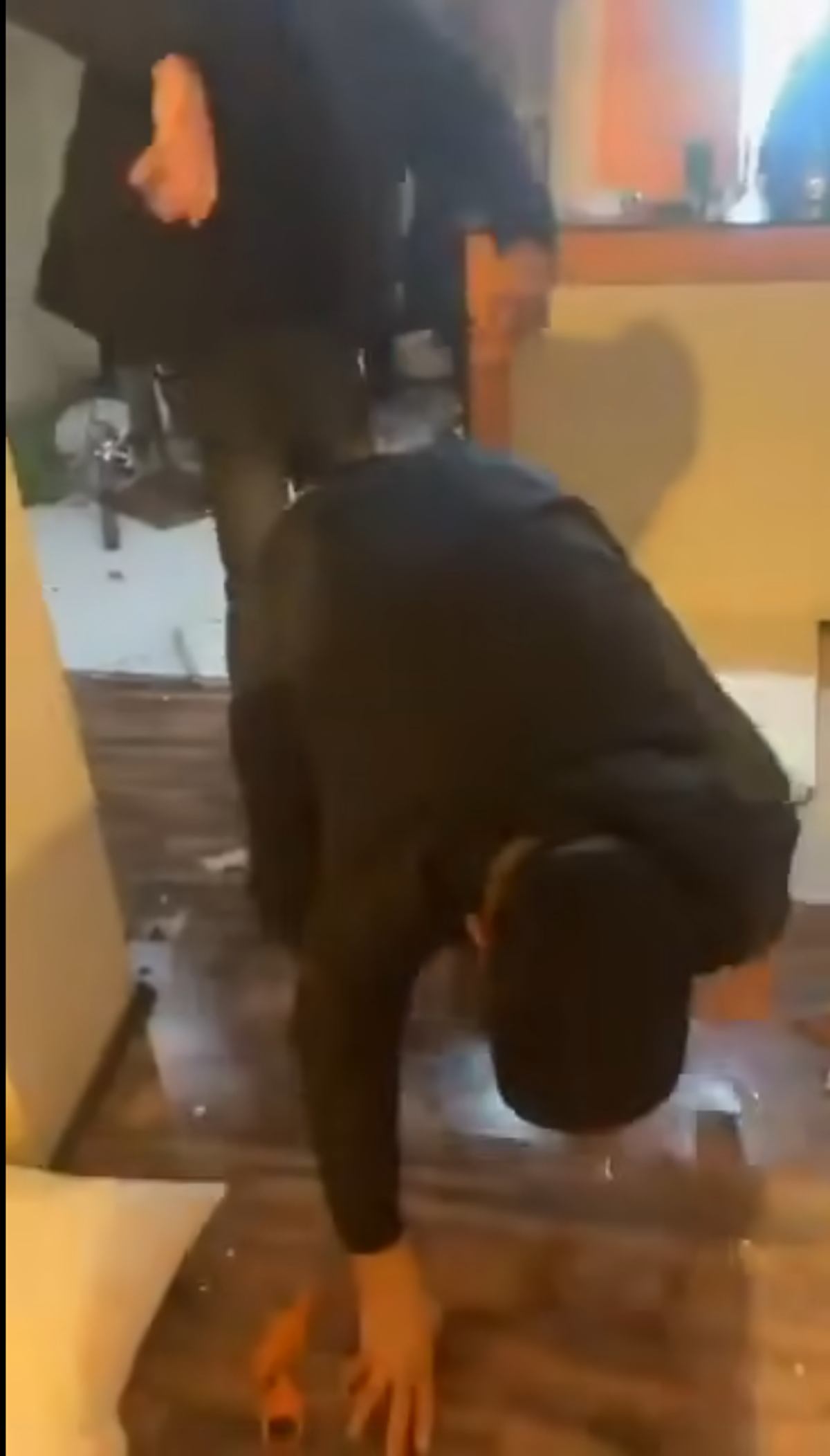 Scene șocante: momentul în care huliganii lui Feyenoord distrug complet un apartament din București