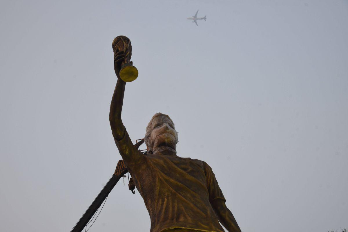 Venerat ca un zeu al fotbalului în India, Lionel Messi are o statuie de 21 de metri la Calcutta
