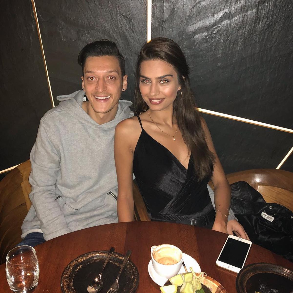 FOTO Feblețea lui Ozil » Amine Gulse i-a cucerit inima fotbalistului de la Arsenal
