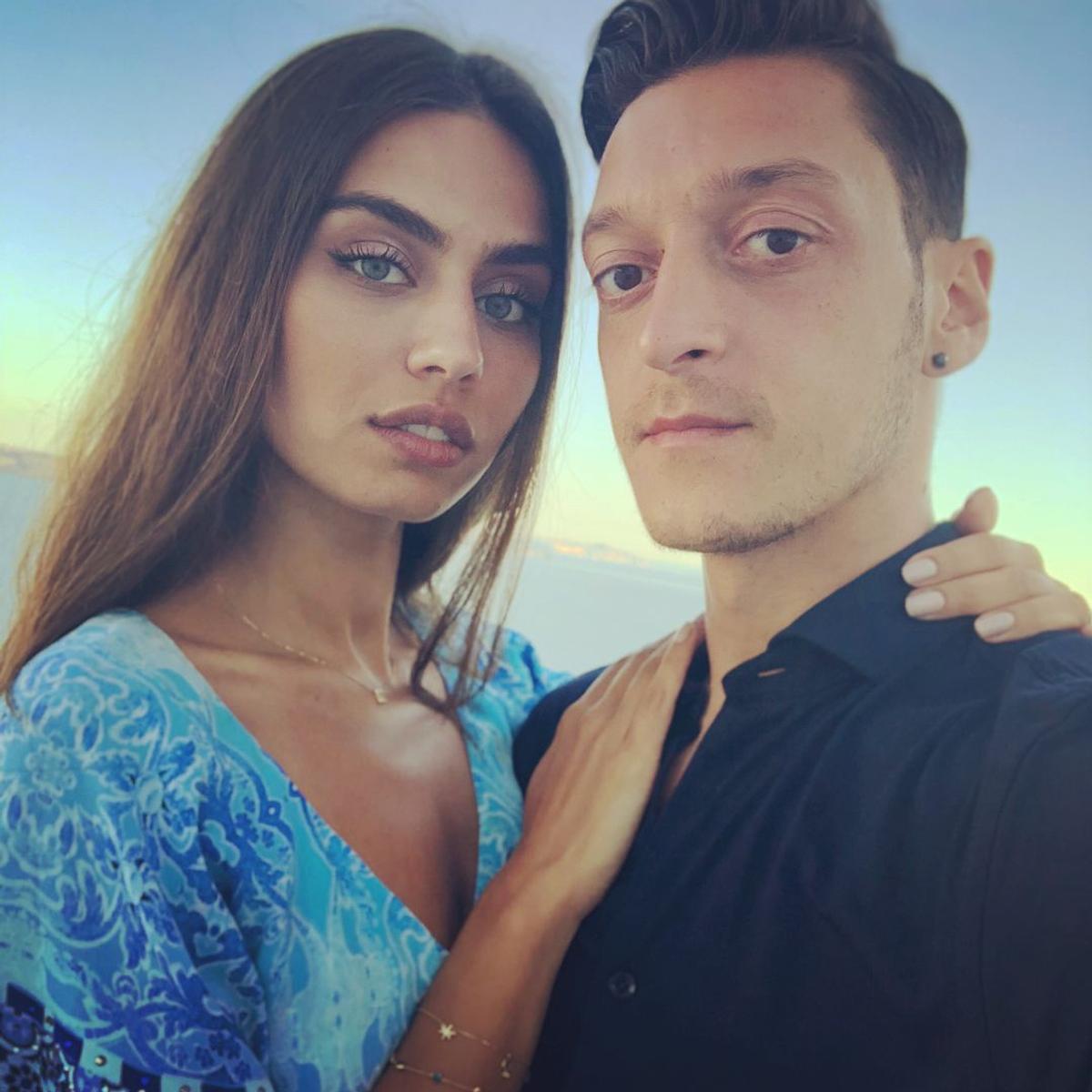 FOTO Feblețea lui Mesut Ozil » Amine Gulse i-a cucerit inima fotbalistului dorit de Fenerbahce