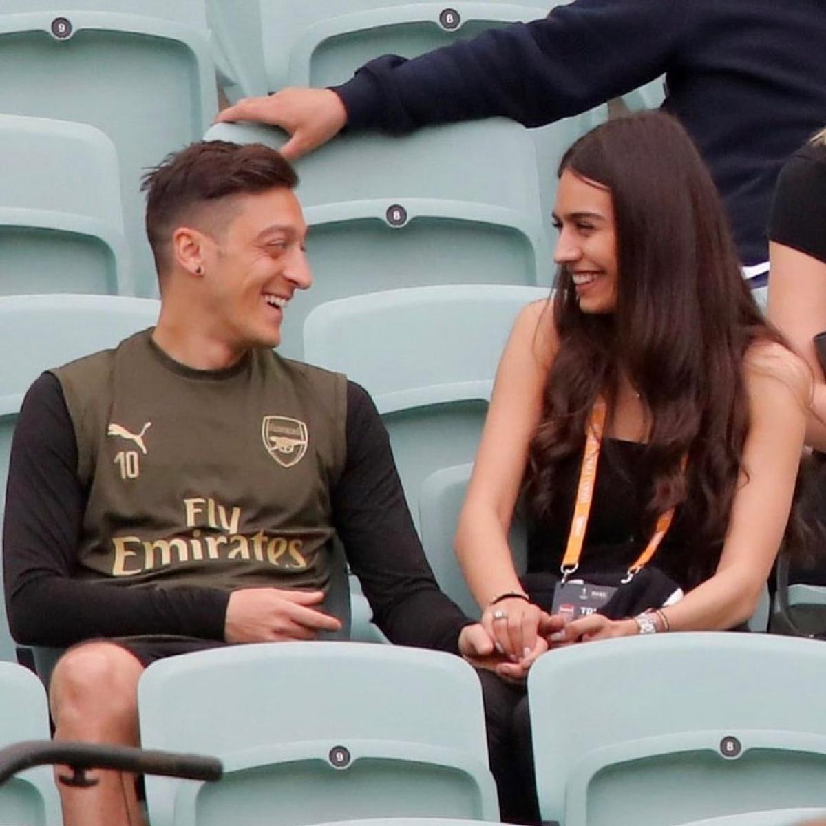 FOTO Feblețea lui Mesut Ozil » Amine Gulse i-a cucerit inima fotbalistului dorit de Fenerbahce