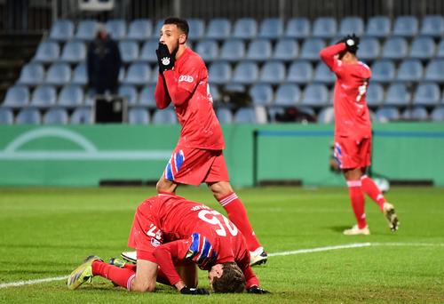 Bayern Munchen e prima deținătoare a trofeului eliminată în ultimii 20 de ani în turul 2 al ediției următoare a Cupei Germaniei. Bavarezii au pierdut după loviturile de departajare, în fața divizionarei secunde Holstein Kiel (2-2, 5-6).
