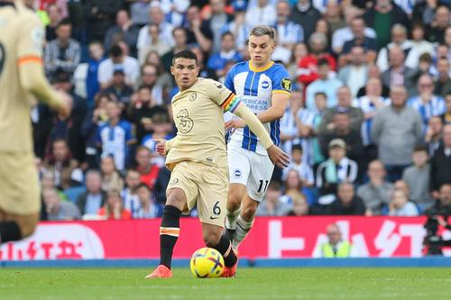 Leandro Trossard, ]n duel cu Thiago Silva/ foto Imago Images