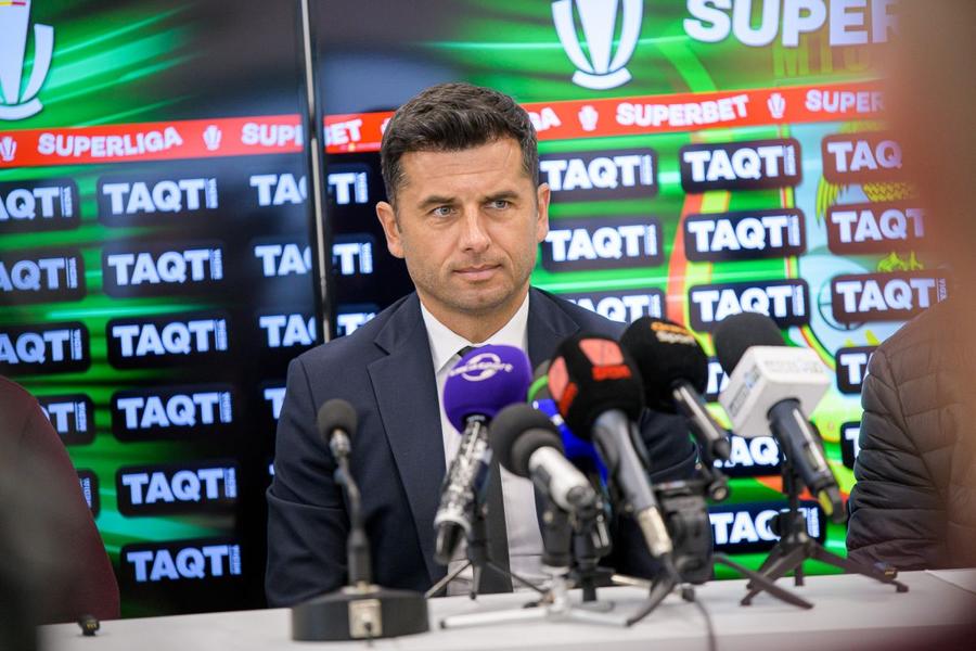 Nicolae Dică este noul antrenor de la CS Mioveni. A fost prezentat oficial în cadrul unei conferințe de presă/ foto Facebook @CS Mioveni De ce a luat Dică „lanterna” în brațe?