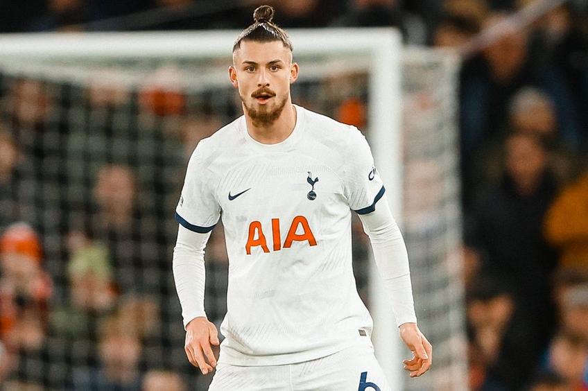 Radu Drăgușin (21 de ani) a fost introdus în minutul 85 al remizei scoase de Tottenham pe terenul lui Manchester United, scor 2-2, în runda cu numărul 21 din Premier League.