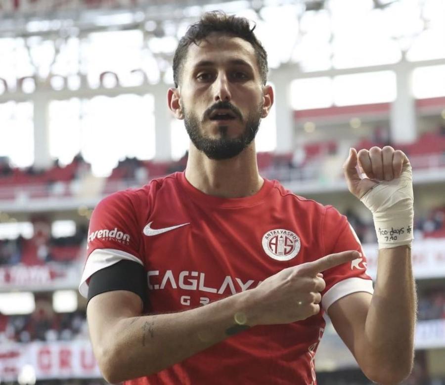 Mesajul arătat la cameră de Sagiv Yehezkel // Foto: X Surpriza pregătită de Maccabi Tel Aviv pentru miercuri. Jucătorul arestat în Turcia poate prinde echipa de start
