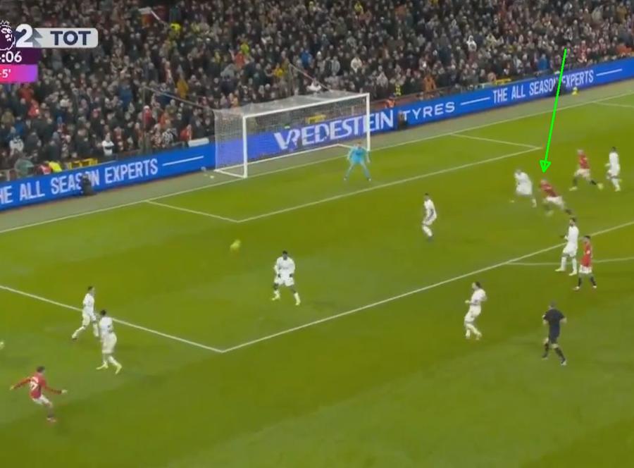 Drăgușin îl urmărește pe Hojlund Faza care a împărțit fanii în două » A greșit sau nu Drăgușin în Manchester United - Tottenham? Impresarul Florin Manea nu s-a putut abține și a intervenit