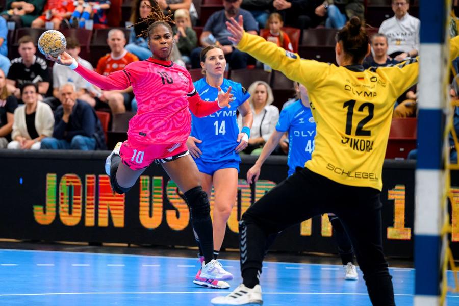 Coralie Lassource, una dintre cele trei campioane mondiale de la Brest Foto Imago CSM București se bate pentru revanșă la Brest! » Trei absențe importante în lot
