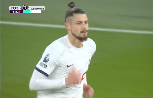 Ce a postat iubita lui Drăgușin, chiar în momentul debutului stoperului în Premier League