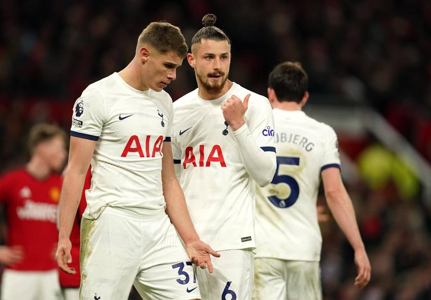 Radu Drăgușin (21 de ani) a fost introdus în minutul 85 al remizei scoase de Tottenham pe terenul lui Manchester United, scor 2-2, în runda cu numărul 21 din Premier League.