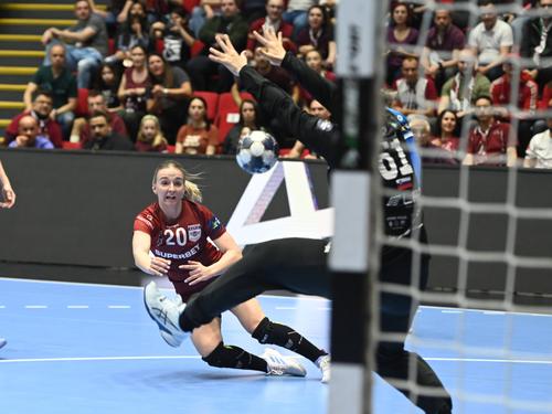 Rapid a fost învinsă de Metz, scor 31-34, în runda cu numărul 10 al grupei B din Liga Campionilor la handbal feminin. Cei 4.500 de spectatori din Polivalentă n-au putut să suplinească absența starurilor Grozav, Polman și Buceschi.