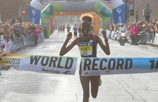A bătut recordul mondial! Prima femeie care a alergat 10 kilometri pe șosea în mai puțin de 29 de minute