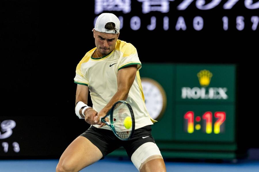 Dino Prizmic, în timpul duelului cu Djokovic. Foto: Imago Images Novak Djokovic a stabilit un nou record la Australian Open, însă a ratat șansa unei alte performanțe istorice