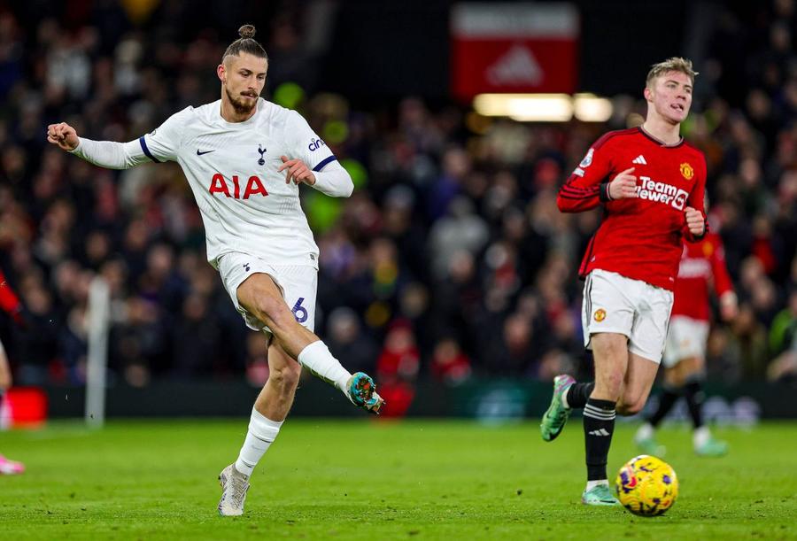 Radu Drăgușin a bifat 11 minute, pe final, în meciul său de debut la Tottenham, iar cotidianul Evening Standard l-a notat cu 6 / FOTO: Imago Gata, „l-a debutat”!