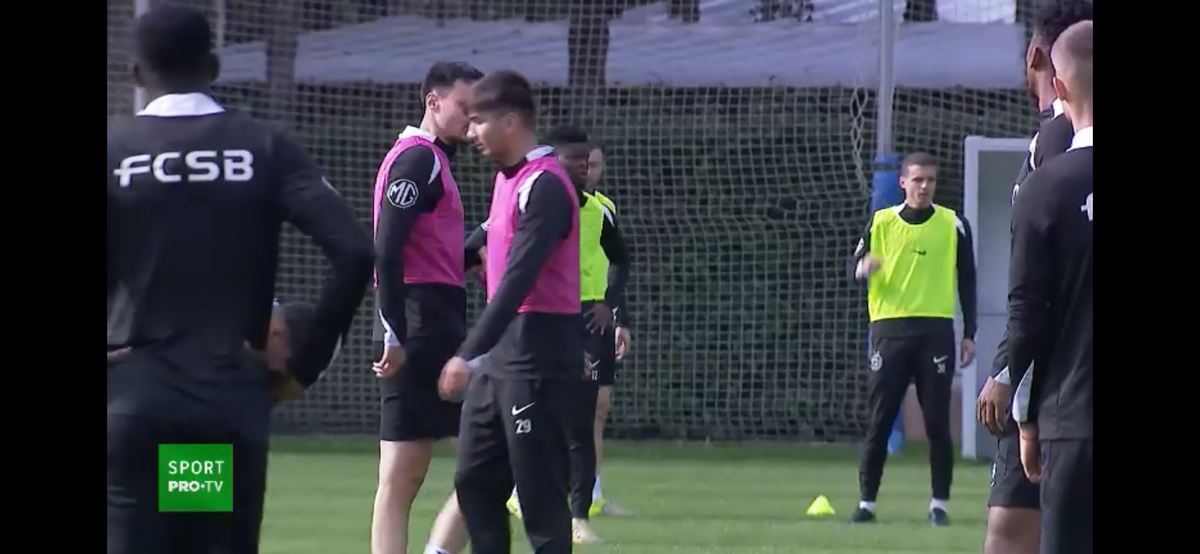 Doi oameni de bază s-au înjurat la antrenamentul FCSB-ului: „Iar vorbești tu, mă?” » Pintilii a fluierat de urgență: „Potoliți-vă!”