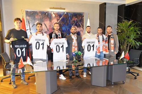 Andrei Ivan, prezentat „la pachet” cu alți 3 jucători la Adanaspor // foto: Twitter @ AdanasporResmi