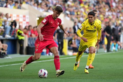 Kike Salas (în roșu), într-un meci din LaLiga / Foto: GettyImages