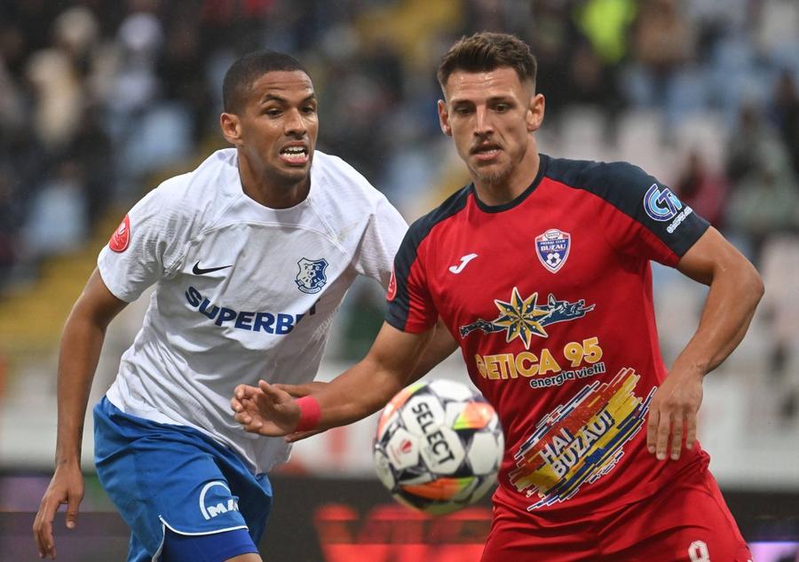 Dragoș Albu în tricoul Gloriei Buzău. Foto: Imago Images Șocul pe care Dragoș Albu l-a trăit în Olanda: „În primele 6 luni acolo, nu puteam să termin antrenamentul”