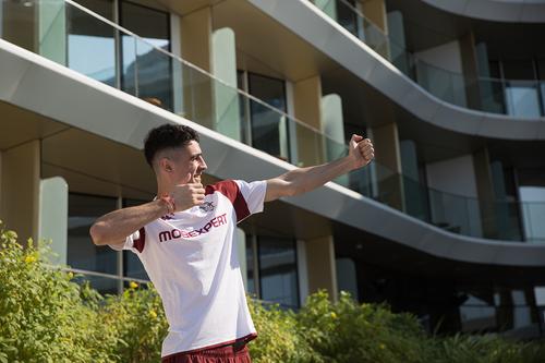 Alex Pașcanu a pozat în Dubai exact la fel cum o face și când celebrează un gol marcat FOTO: Ionuț Iordache (GSP)