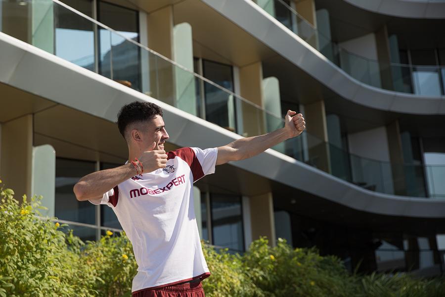 Alex Pașcanu a pozat în Dubai exact la fel cum o face și când celebrează un gol marcat FOTO: Ionuț Iordache (GSP) Singur în Emirate » Titularul de la Rapid, „uitat” în Dubai! Ce s-ar fi întâmplat la îmbarcarea spre România