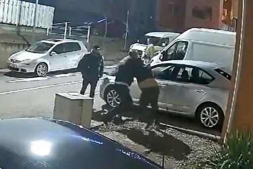 Mircea Cenan, liderul galeriei U Cluj, a fost atacat în stradă cu un cuțin. În altercație a fost implicat și Adrian Marțian, fost patron la UTA, care a declarat că a intervenit să aplaneze conflictul.