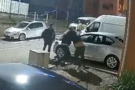Atenție, imagini violente! » Liderul galeriei echipei din Superliga, atacat cu un cuțit în stradă + un fost patron de club a fost implicat