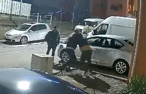 Atenție, imagini violente! » Liderul galeriei echipei din Superliga, atacat cu un cuțit în stradă + un fost patron de club a fost implicat