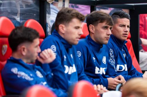 James Rodriguez (primul din dreapta), privind de pe banca de rezerve a lui Rayo tot meciul de acasă cu Alaves din octombrie / Foto: Imago