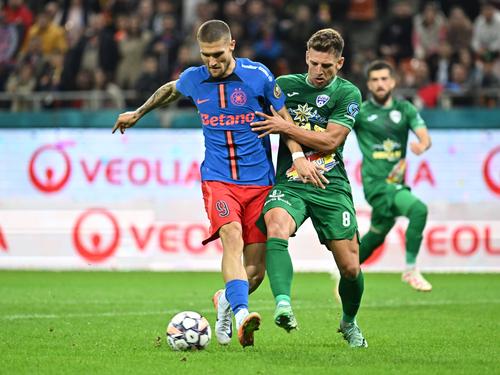 Dragoș Albu, în duel cu Daniel Bîrligea // FOTO: Imago