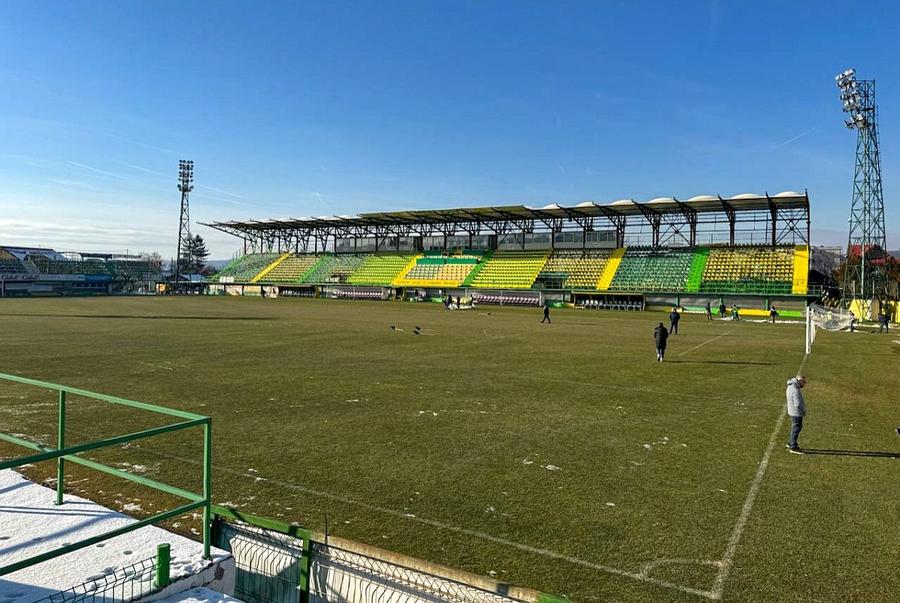 Așa se prezintă gazonul stadionului din Mioveni în după-amiaza zilei de 14 ianuarie // sursă foto: Facebook @ FC Arges Pitesti FC Argeș a pozat gazonul din Mioveni, după ce FCSB a amenințat că nu se prezintă: „Se acceptă doar crampoane”