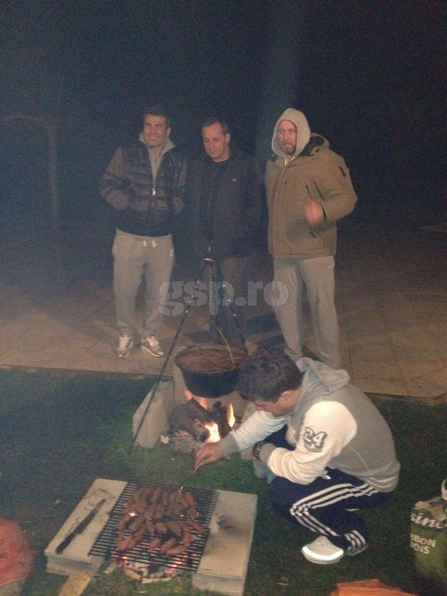 Adrian Mutu, Alain Orsoni și Adrian Marțian la un grătar acasă la fostul președinte al lui Ajaccio. Foto: arhiva personală Adrian Marțian Cine e românul vecin și prieten cu președintele asasinat, care l-a adus pe Mutu în Franța: „Era nașul fiicei mele. Lucrasem împreună la planurile unei rețele de cazinouri”