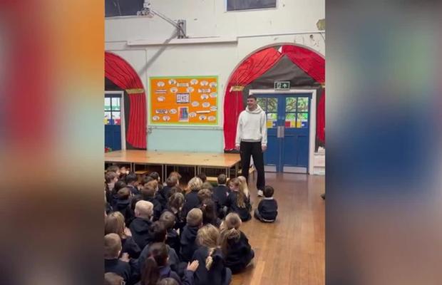 Emoționant! Fundașul - profesor de sport, primit ca un erou la școală, după ce a produs cea mai mare surpriză din istoria Cupei Angliei