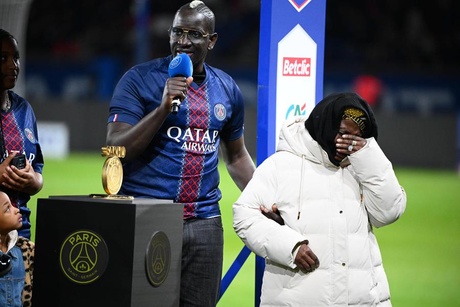 Mamadou Sakho și-a anunțat retragerea din fotbal. Mama lui a fost alături de el / Imago Images A profitat de meciul lui PSG pentru a-și anunța retragerea la 35 de ani, după o carieră impresionantă: „Fără ea, povestea mea ar fi fost diferită”