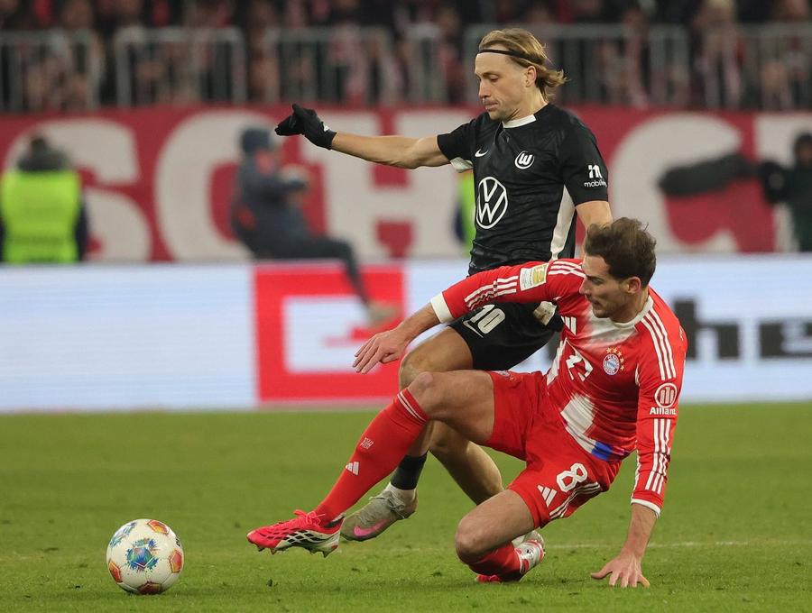 Leon Goretzka (în roșu) s-a transferat la Bayern Munchen în 2018, liber de contract de la Schalke / Foto: Imago Cristi Chivu a trecut 3 nume pe lista de achiziții din vară