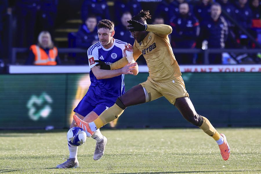 Sam Heathcote în duelul cu Crystal Palace din FA Cup / Imago Images Emoționant! Fundașul - profesor de sport, primit ca un erou la școală, după ce a produs cea mai mare surpriză din istoria Cupei Angliei