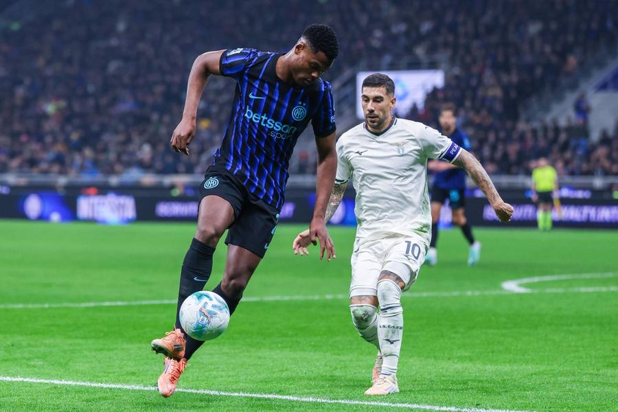 Denzel Dumfries, într-un duel cu Mattia Zaccagni, care l-a accidentat în Inter - Lazio 2-0 / Foto: Imago Cristi Chivu licitează pentru mijlocașul lui Liverpool » Suma cerută de englezi și schimbul propus lui Inter