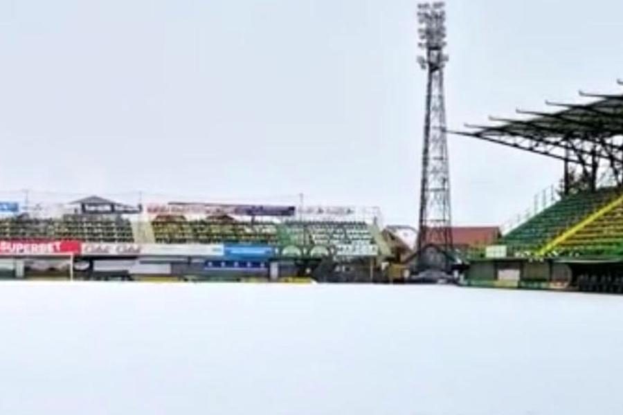Arena din Mioveni după ninsorile din ultimele zile. Foto: captură Antena 1 FC Argeș a pozat gazonul din Mioveni, după ce FCSB a amenințat că nu se prezintă: „Se acceptă doar crampoane”