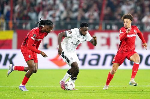 Philip Otele, în alb // foto: Imago Images