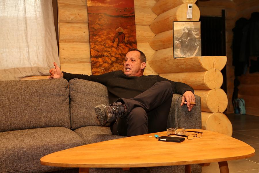 Alain Orsoni la vila sa din Vero, localitatea situată în munții Corisicii unde a fost și asasinat. Foto: Imago Cine e românul vecin și prieten cu președintele asasinat, care l-a adus pe Mutu în Franța: „Era nașul fiicei mele. Lucrasem împreună la planurile unei rețele de cazinouri”