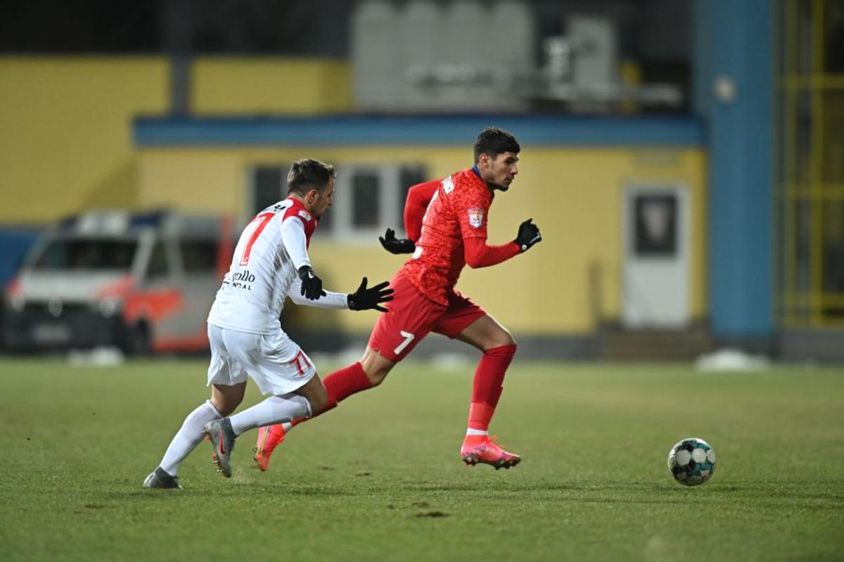 FOTO 3 faze controversate în Hermannstadt - FCSB » MM a postat în timpul meciului + analiza lui Crăciunescu